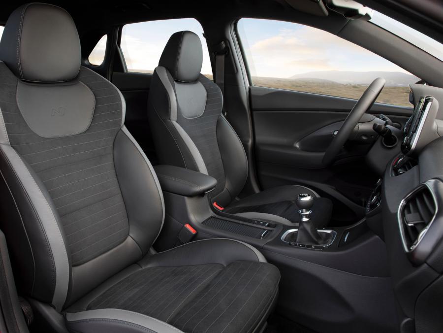 Интерьер Hyundai i30 Fastback N Line 2018 года  (WW) (фото 5 из 35)